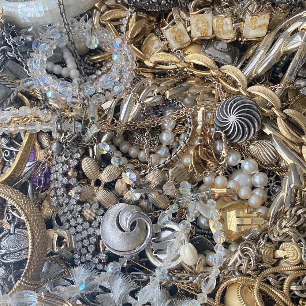 1 LBs vintage modern costume jewelry lot- You curate to your style preferences - Picture 7 of 11